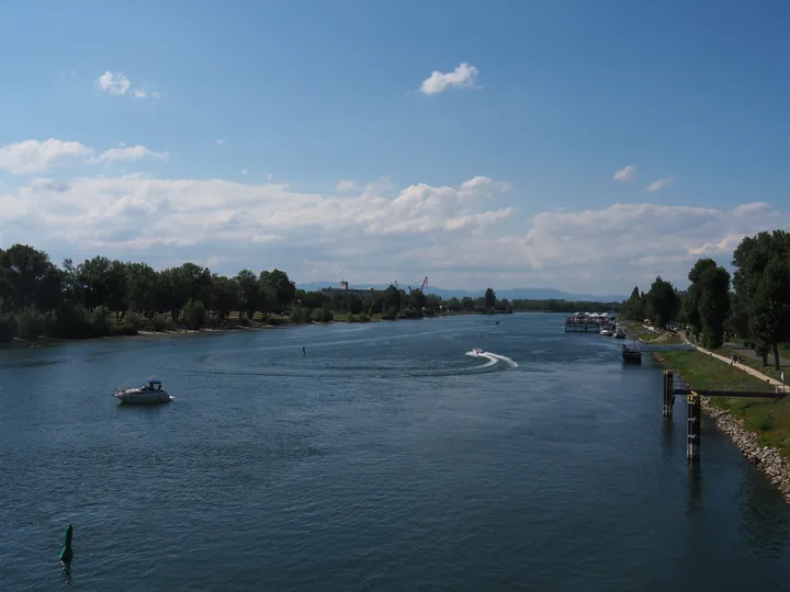Rivier de Rijn, op de grens met Frankrijk en Duitsland naast Colmar, Alasce (Frankrijk)